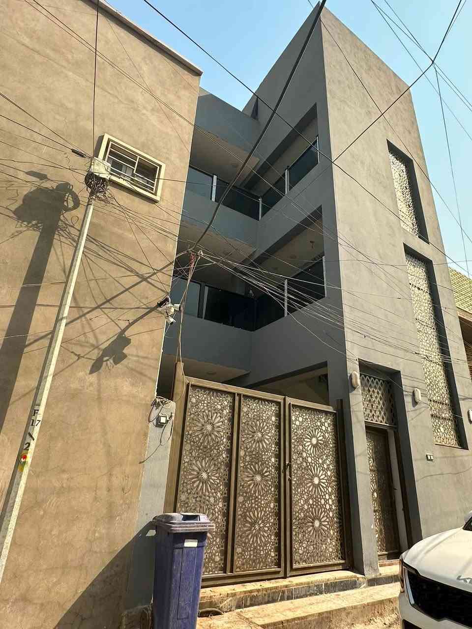 للبيع زعفرانيه شارع المعهد قرب حلويات لبنان فرع ازياء علي ياس 🏠
البيت يحتوي ع ٣ طوابق 
الطابق الاول مطبخ و استقبال و صاله و غرفتان و حمام و منور عدد ٢
الطابق الثاني مطبخ و صاله واستقبال وحمام و غرفتان و بلكونه كبيره 
الطابق الثالث مطبخ و صاله و استقبال وحمام و غرفتان و بلكونه كبيره و سطح كبيره 
المساحه ١٤٣📏
نزال ١٩
الواجهة ٧ ونص 
طابو صرف 
بناء ٢٠٢٤ حديث 

بناء نظيف 100%

————————-
مطابخ كلهة بورسلين البوب باب صاج و اطار 
طابق الثاني و ثالث و بيتونه سيراميك 

6 غرف 
3 مطابخ 
3 استقبال 3صاله
4 حمامات 
2 منور طرمه جبيره +2بلكونات +بيتونه كبيره جداا 
درج خارجي ماكو داخلي 

  البيت بناء حديث ٢٠٢٥ من داخل الطابق الثاني و ثالث و بيتونه سيراميك و طابق الاول كاشي البوب احسن نوعيه و بالنسبه الشارع بس يكمل البيت الي بصفه يصير  مقرنص 

 
الرقم الرقم ***********📌
الاتصال فقط شرايه
