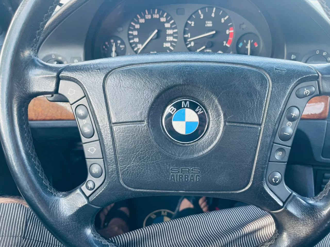 السلام عليكم
Bmw e39 صقر 
540 موديل 99 
مكينه v8

للبيع او المراوس حسب القناعه 
رقم ديالى دولي تحويل مباشر 
سياره وارد ياباني 
مصبوغه عام جماليه فقط بدون حادث بدون بارد 
مكينه كير تبريد تخم تاير باتري بالشرط 
سعر88 بيها مجال بسيط 
العنوان صلاح الدين الضلوعيه 
رقم ***********
