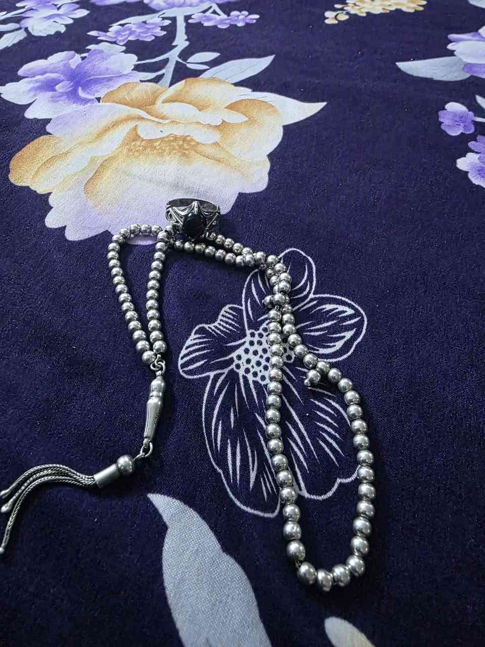 السلام عليكم من رخصة الادمن سبحة فضة ٩٢٥.   ٢٩ غرام  وخاتم  ٦غرامات اتصل او واتساب ***********
