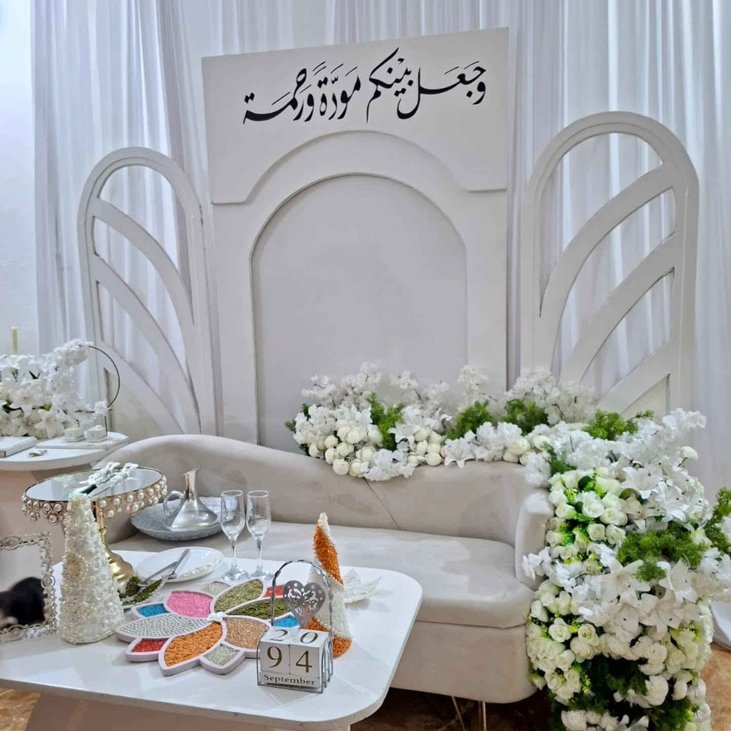 "كوشات أعراس واحتفالات ✨
بأحدث الموديلات وأرقى التصاميم
لحظاتكم نرسمها بأجمل صورة 💍🌸
📩 واتساب: ***********
📷 انستغرام: @perfec_t3"
بأدارة المهندسة :هند
