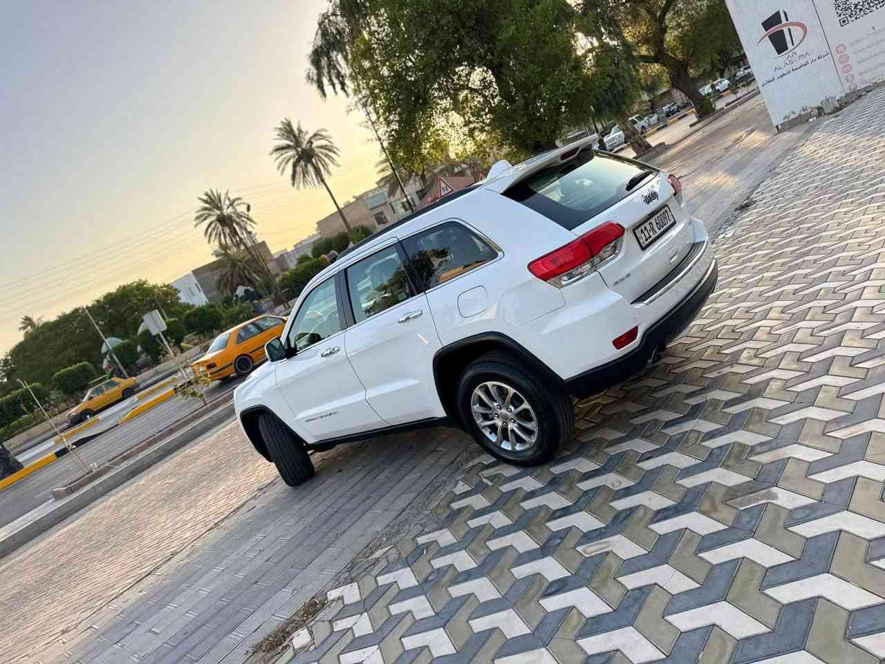 بسم الله الرحمن الرحيم
چيب شيروكي فئة لمتد
موديل 2014 لون ابيض فول مواصفات خليجي
دفع رباعي
حساسات امامي خلفي
كامره دوار خلفي
بانوراما كهربائية بل كامل
ستيرن كهرباء
شفتات ستيرن
هيتر ستيرن
صندوق كهربائي شفط
جكات تصعد وتنزل السياره
ماوس تحكم بوضعيات القياده
نضام السبورت الرياضي مدمج بل كير
كشنات كهربائيه بل كامل
تدفئه تبريد كشنات امامية وخلفيه
نضام ايكو
مانع انزلاق
دفع رباعي
زراكات لايت 
لايت LED زينون
ويل 20
شاشه حجم جبير
دمام خلفي بل صندوق
كشن السايق خزن ميموري
سيارة بيها بعد هوايي مواصفات ادوخك 
وسيارة مكفوله كير ومكينه خير من الله تراي من دهوك للكويت ماشيه 104 ميل
سيارة بيها جاملغ باب مصبوغ نص بدون ايرباك وهم كد الرقم هم صبغ  والسونار هم مرفق
رقم بغداد بأسمي رقمها مميز رقمها مميزز وحلو
مكاني بغداد البياع   السعر 200 وبيها مجال للشراي 

@إشارة ***********
