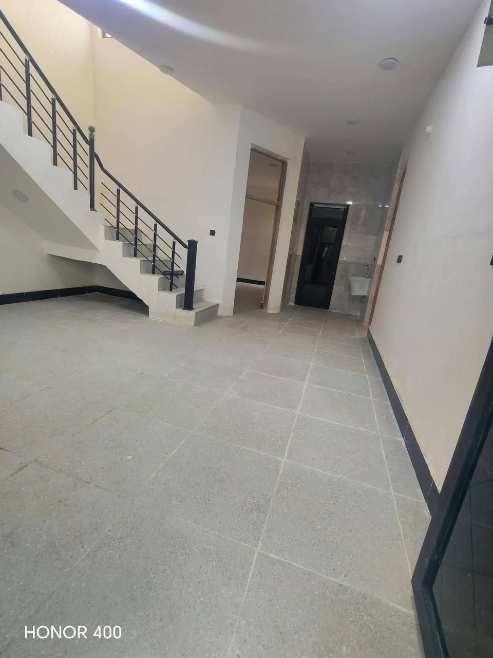 🏠 بيت للإيجار – التقية الثالثة

✨ بيت جديد 

يتكون من:
▪️ غرفتي نوم
▪️ صالة واستقبال
▪️ مطبخ
▪️ حمام داخلي
▪️ حمام خارجي
▪️ كراج

💰 الإيجار: 400 ألف دينار شهرياً
📌 الدفع مقدماً: شهرين أو ثلاثة أشهر

🏢 مكتب الرواسخ للعقار والمقاولات العامة

العروبة مقابل مطعم جود 
📞 ***********

نص مكتوب في الصور:
- HONOR 400
