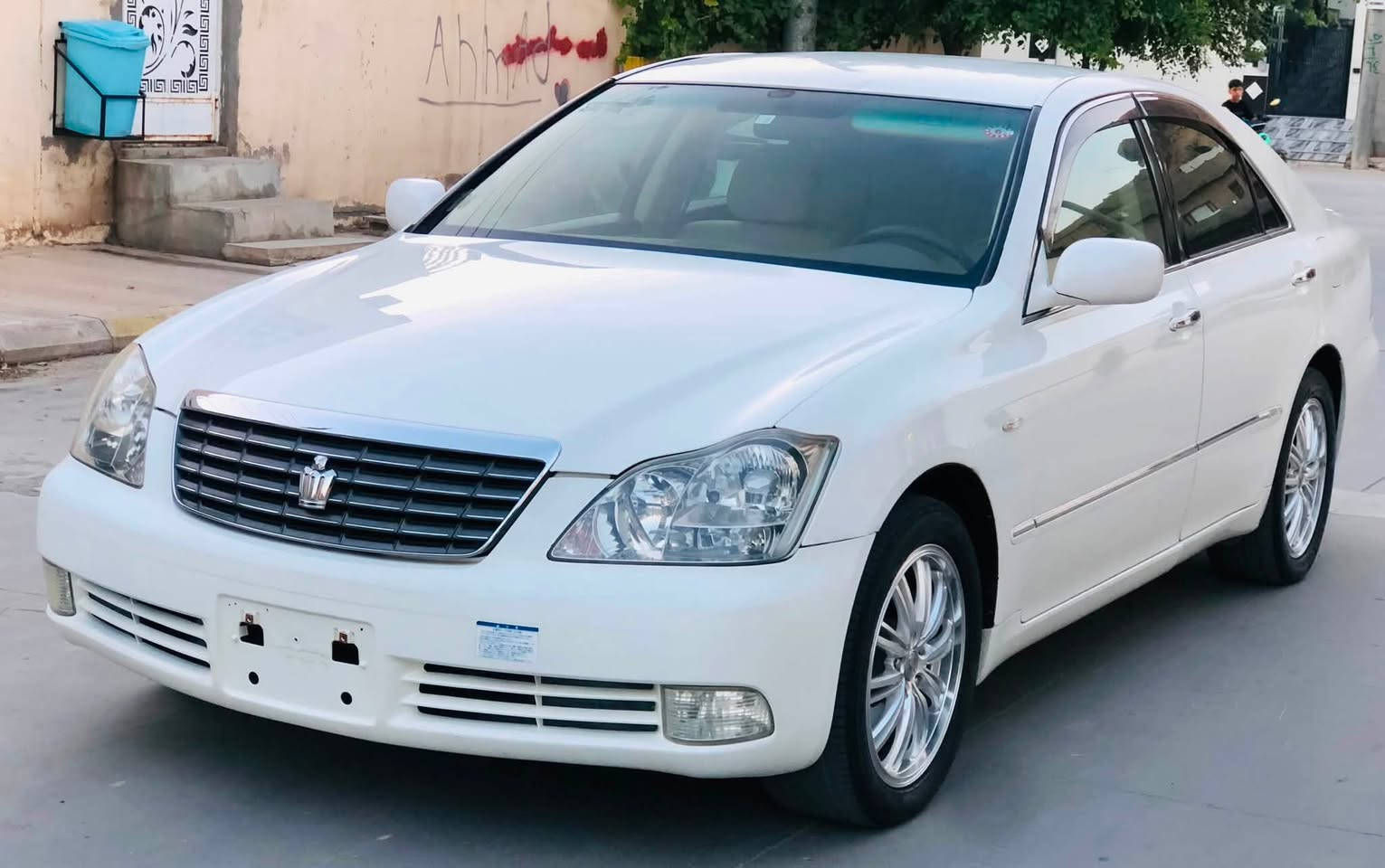 شاهینە بڕاوە ٢٠٠٦ ناوزەرد ١٨٢ تازەداخڵ بێدوکەڵ
مەسروف کراوە بێ کۆد کۆدی نیە 
تەبریت مەزبوت سەکانی زۆر نەرمو خۆشە 
پاتری لۆک بانسی لۆک یەک پارچەی بۆیاخە 
سەقف و حیزام بەشەرت لێدراو کەڤەر بەشەرت 
لایتی ناوچەی کوێر مەزبوت
حەمامی سندوق مەکینە کوشن کامل کراوە 
٧٣ هەزار ڕۆشتوە ناو مەکینەی شوشەیە 
لە سەیدسادقە 
***********
واتس ئەپی لەسەرە
