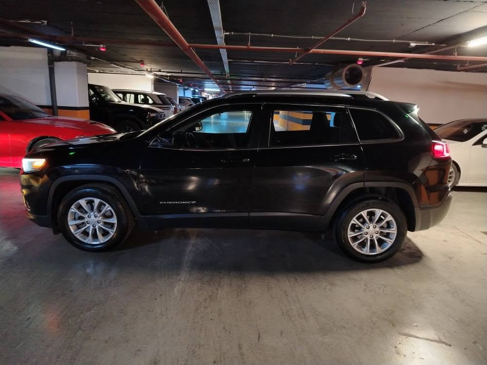 🚙 للبيع Jeep Cherokee Latitude 2019

🇺🇸 وارد أمريكي
📍 نمرة جديدة
📊 العداد: 107,000 كم
🎨 ولا قطعة صبغ أو معجون
🪑 فرش قماش
📱 شاشة + Apple CarPlay + Android Auto
🚘 تثبيت سرعة
📷 كاميرا خلفية
💡 إضاءة زينون
🔥 تدفئة مقاعد أمامية

🔧 المحرك: 2.4 لتر – 4 سلندر
⚙️ دفع أمامي

🛠️ حالة المحرك:
تم فتح الغطاء العلوي فقط لتغيير الجوان (الواشر)، بدون أي تغيير أو صيانة داخلية للمحرك.

🔋 البطارية مبدلة قبل أقل من سنة
🛢️ الزيت مبدل حديثاً
⛽ البنزين المستخدم خلال فترة الاستخدام سوبر
🔧 البواجي مبدلة حديثاً، أصلية وكالة

✅ جاهزية ميكانيك وكهرباء 100%
✅ بدون أي معجون أو صبغ
✅ السنوية مجددة من حوالي 6 أشهر
✅ لا توجد عليها غرامات
✅ سيارة نظيفة وجاهزة للاستخدام

📞 للاستفسار والتفاصيل: *********** أربيل, العراق
