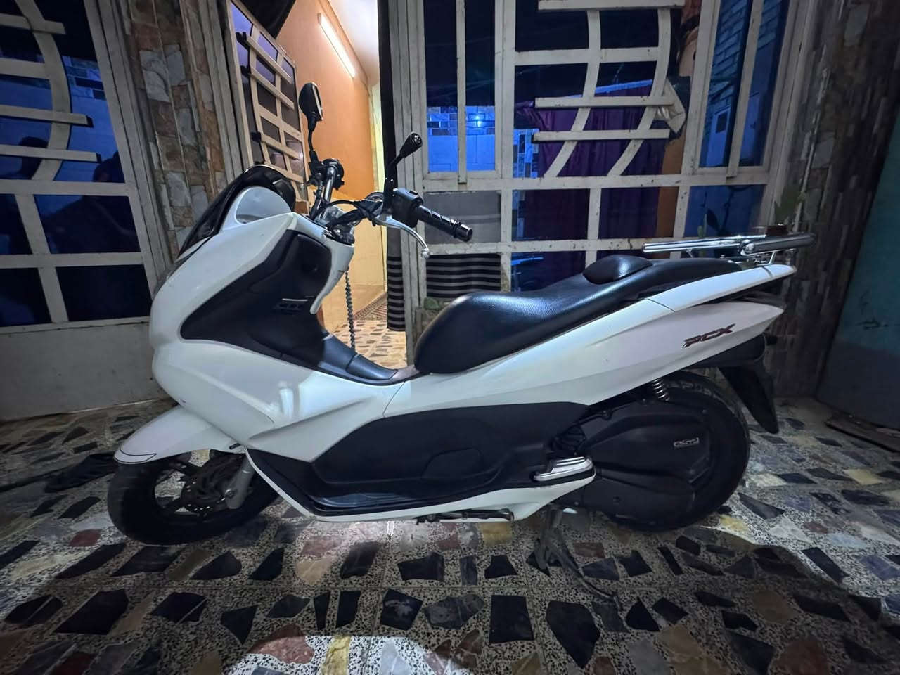 دراجه pcxجيل اول مكينه 125ادراجة  كلها ابلاديه شرط النضافه دراجهة مال رمبه مال معرض المديل 2016 ماخذها رمبه اوراق المعرض موجوده يعني مو مال شارع 
حساس ازدحام الدراجه كفاله عامه الدراجه على ايدي شوفت عينك ياباني الاصليJF جديده  السعر 15 ورقه 
مكاني بغداد مدينه الصدر ***********

