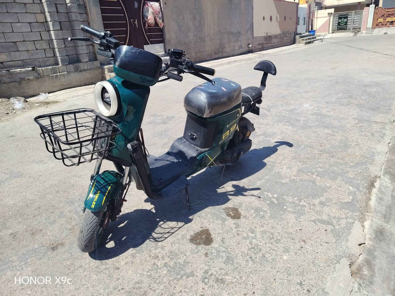 سلام عليكم دراجه شحن R9 2026 دراجه نضيفه بطاريات على وضع الشركه كهرابائيات شغاله اي نقص مابيها الدراجه احله من البلصوره 4 نمر 5 بطاريات لايت زنون +درع مع الاضافه 2 اكلوبات وياها جنطه اصير بل نص السعر 450 وبيها مجال بسيط    الرقم *********** المكان ديالى شهربان
