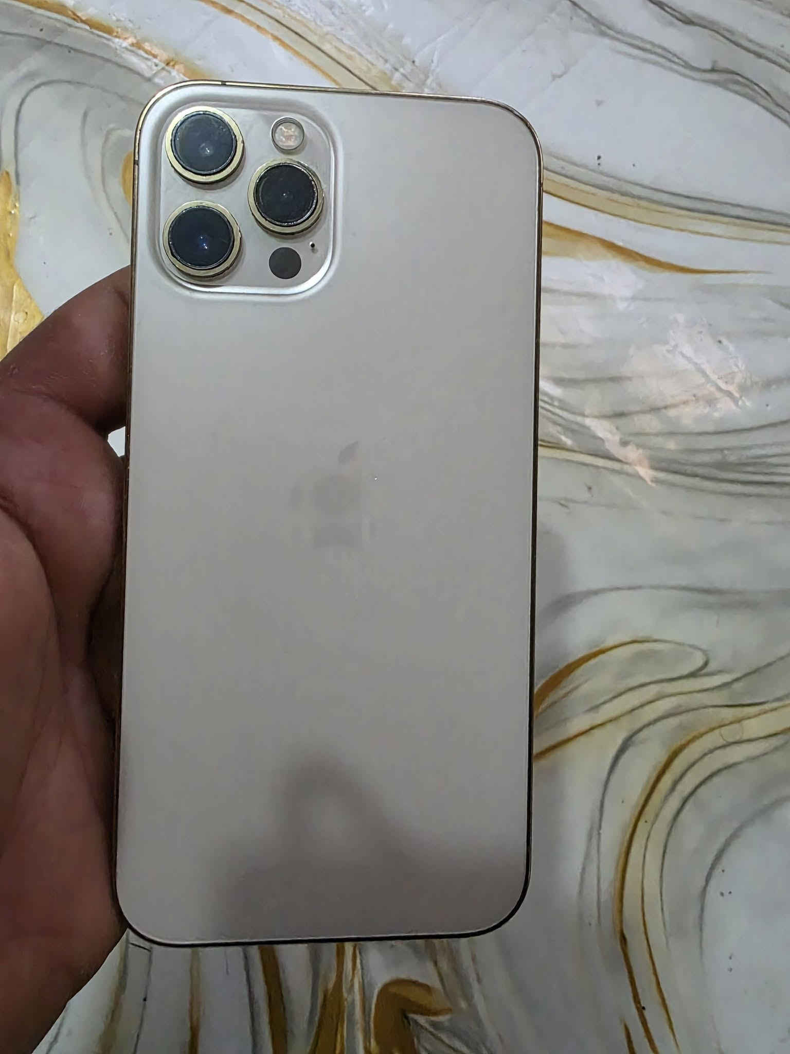 ايفون 12 برومكس شرق اوسط ذاكره 256 بطاريه 90 مبدله فقط بطاريه وشاشه. جهاز نظيف وكل شيء شغال عدا فيس ايدي وسعره 300 الف ***********
