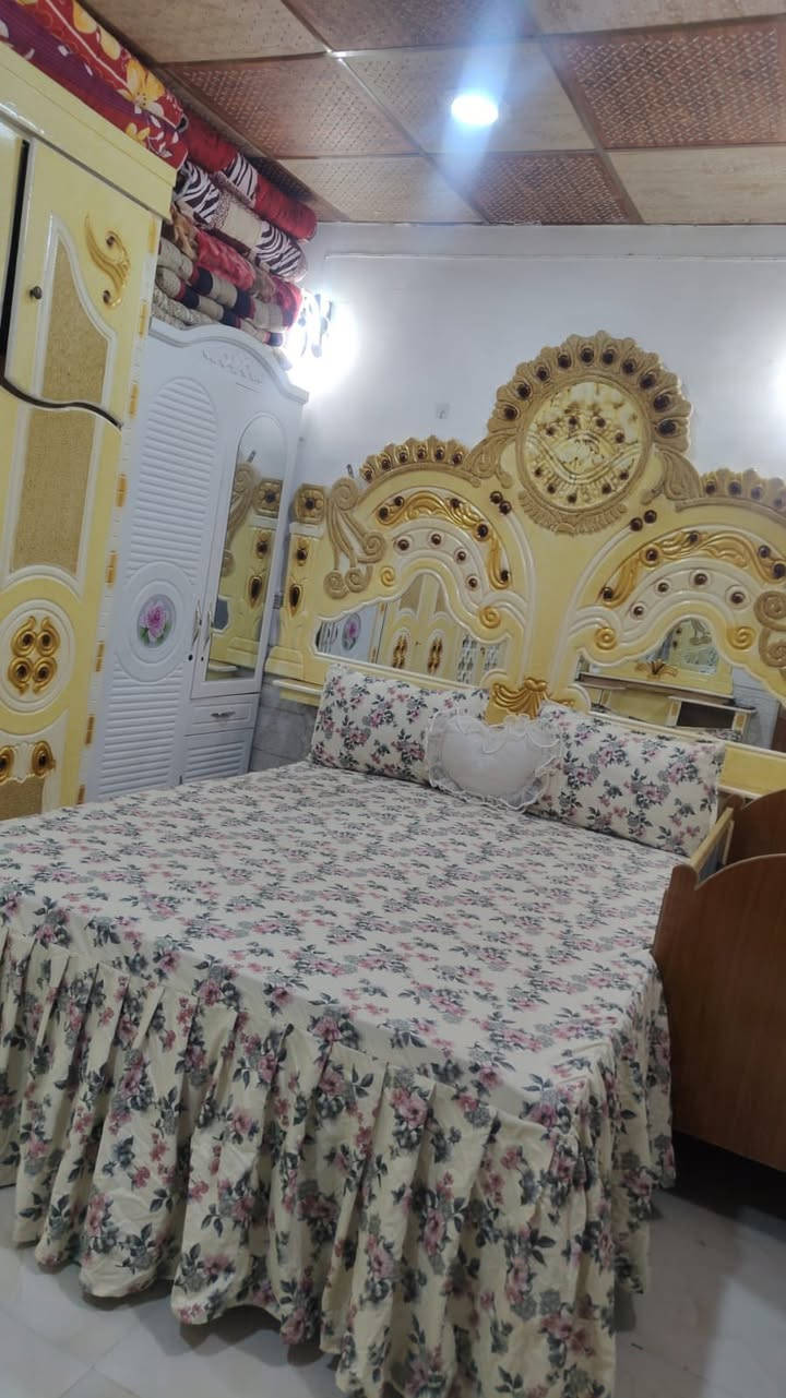 السلام عليكم غرفه اخشاب عراقي كامله مع الملحقات جديده نظيفه مستخدم شي قليل تقريباً سنه  الهاتف : ***********
