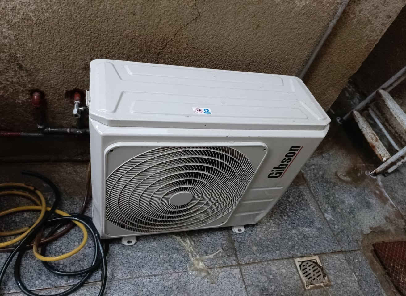 السلام عليكم قطعة خارجية طنين جبسون غاز R22 نضيفة كاملة اي نقص مابيها غاز بيها ع فحص شغالة  عنوان بغداد السيدية *********** السعر 250
