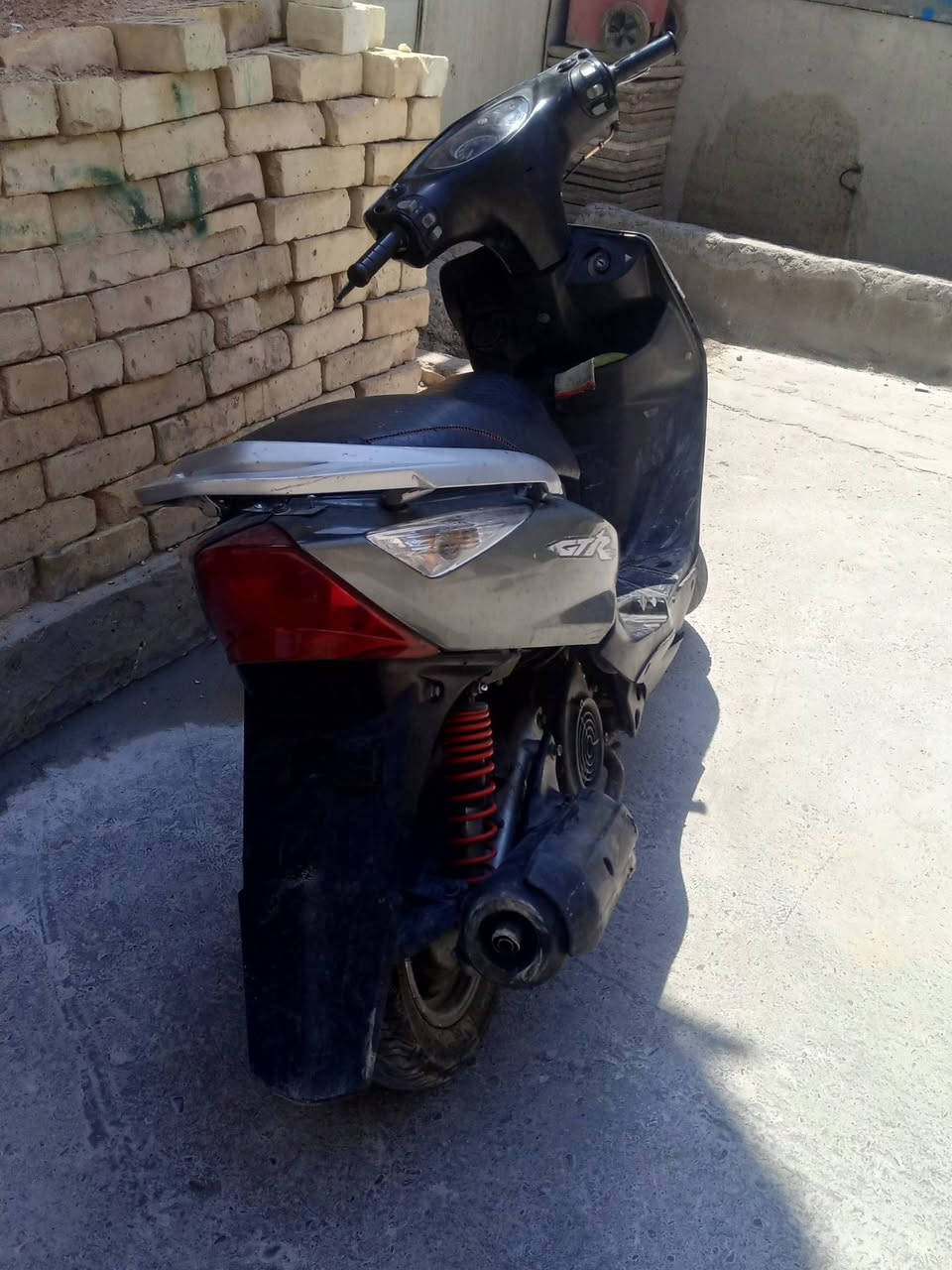 دراجه ثعلب جي تي ار كبريته 
درجه صندوك يقفل 
كبريته جديده اني جبته قبل سبوع 
دراجه ماشته عدله تخبل 
شلعه معدل فول
كهربائيات كلهه شغاله 
سلف شغال 
فقط بريك امامي مابيه 
سعر 450 وبيه مجال بسيط 
رقمي ***********
