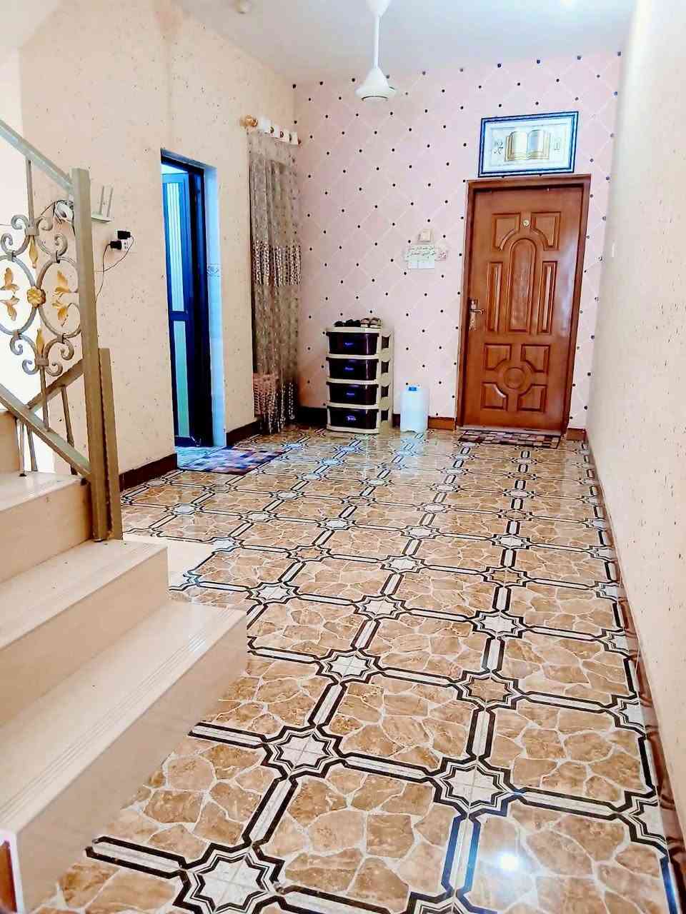⭕️ .   دار للبيع .  منطقة ال باني 
المساحة  115 متر
بناء نظيف 2013  الواجهة ٥ متر
طابقين.  الارضي  غرفة نوم صالة إستقبال مطبخ صحيات داخلية وخارجية.  ط١. ٣ غرف نوم  صالة صحيات 
منطقة ال باني  جهة المدارس 
▪️السعر يصلكم على يريدكم الخاص من خلال التعليق 
بالمنشور.  للأستفساراكثر الاتصال على
 *********** _*********** 
او زيارة #مكتب٠عقارات٠اليزن _ السماوة ال باني _ مجاور اسواق الكفيل
تابعونا لتصلكم كافة العروض 🤝
