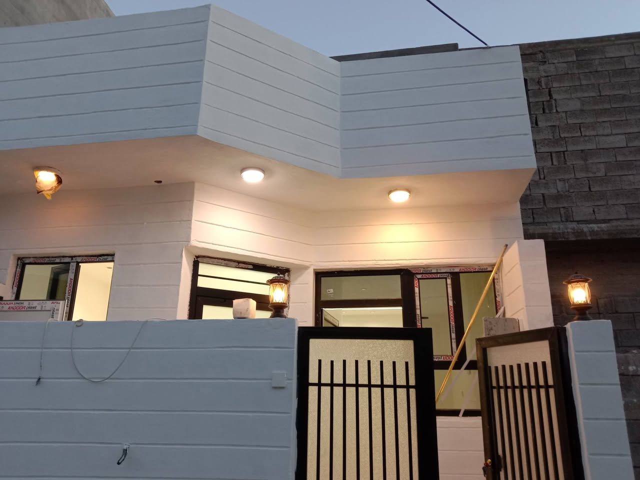 مشتملان للبيع كل واحد طابقين فول مواصفات 2 غرفة نوم مطبخ حمام غربي وشرقي واحد 80 وثاني 85 متر واحد مقابل ثاني علما ايجارة الواحد 250 ألف العنوان داره كناره قريب من شارع مزاد حمداني وقريب من مزرعة وشارع جودلية للاستفسار اتصل على رقم صاحب بيت ***********
