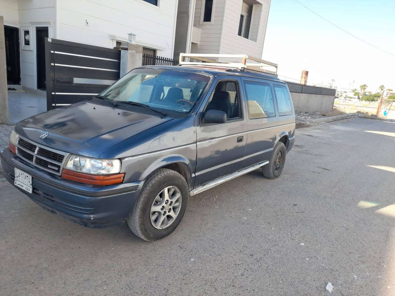 السلام عليكم للبيع  سياره كلايزر موديل 1992 كير ومحرك بلادي دوج 3300 سياره نظيفه مابيه مصرف مال جناي سنويه عضم عاج الماني سعر 33 بيه مجال اي استفسار اتصل ***********
