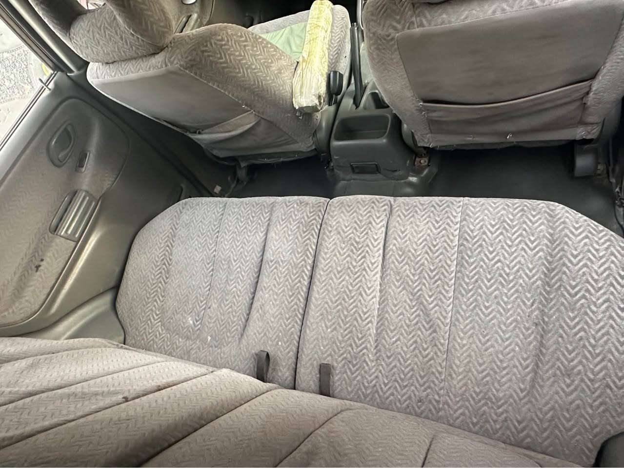 نوع السيارة: سوزوكي (Grand Vitara / Vitara) 
اللون: أحمر ماروني (عنابي) مع دعاميات رمادية 
الموديل: سنة الموديل،2001
الرقم: سليمانية /
المحرك: [كامري/ 4 سلندر]
الكير: [أوتوماتيك 
منظومة الدفع: [دفع رباعي 4x4 / دفع خلفي]
 السيارة جاهزة للاستخدام. 
💰 السعر: [60 ورقة 
📍 المكان:  كركوك /
بطاقة بانزين كركوك
📞 للتواصل والاستفسار: *********** كركوك, العراق
