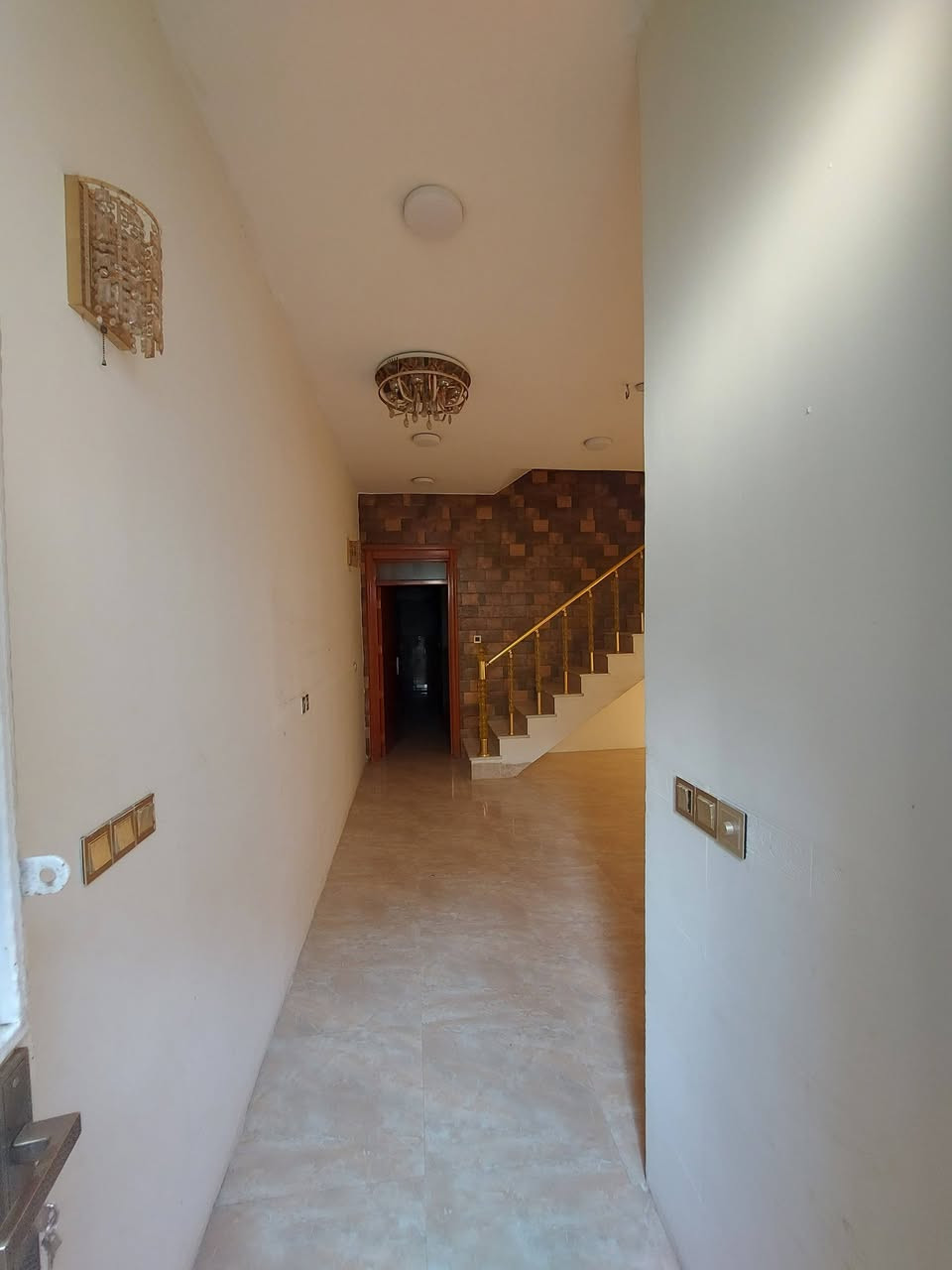 🏘 دار للأيجار ✅️ بعقوبة البحيرة ✅️ بناء حديث ✅️ موقع مميز ✅️ خدمات كاملة 
✅️ مقابل معهد الأماني للتدريس الخصوصي 
🏚 ايجار الدار [[ ٥٠٠ ]] قابل للتفاوض 
🔺️ مساحة ( ١٠٠ ) متر 
🏚 طابق الأول ( ١ ) غرفة نوم ✅️ ستقبال ✅️ صالة ✅️ مطبخ ✅️ مجموعة صحيات ✅️ مناور ( ٢ ) ✅️ كراج سيارة 
🏘 طابق ثاني ( ٢ ) غرفة نوم ✅️ صالة ✅️ مجموعة صحيات ✅️ بيتونة ✅️ مع سطحين
للاستفسار مع مكتب نجاح العميري للعقار ☎️
 موقع المكتب ⬅️ مدخل العزات مجاور اسواق نوتيلا الغذائية 🛒 او التواصل على الماسنجر او الواتساب على الرقم *********** 📞📞
