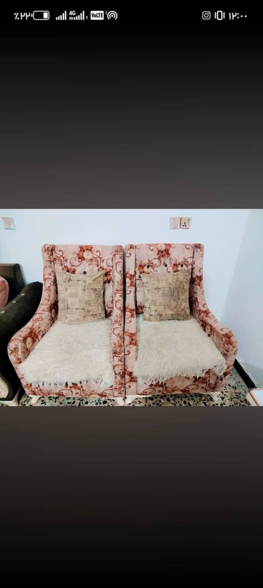 تخم مع ميز بلازمه للبيع تخم 7 مقاعد بسعر 100 كلهن
