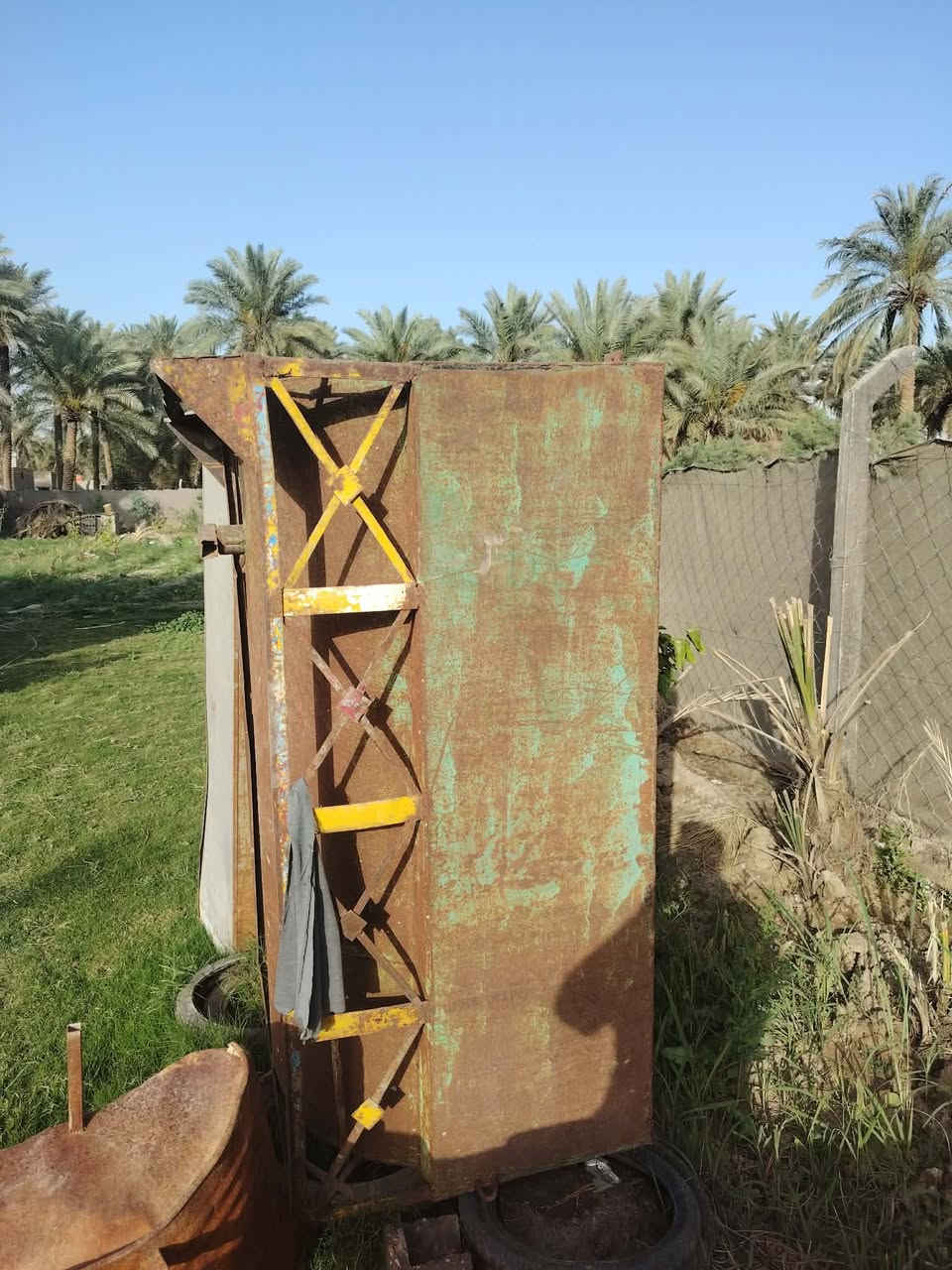 قناني غاز صغار مفيدات كلش للبيت للسفر 
السعر ٣٥ الف ثنينهن وبيهن مجال بسيط 
وتانكي حديد ثقيل جدا ياخذ اكثر من ١٠٠٠ لتر 
السعر ١٥٠ وبي مجال بسيط 
للاستفسار 
***********

