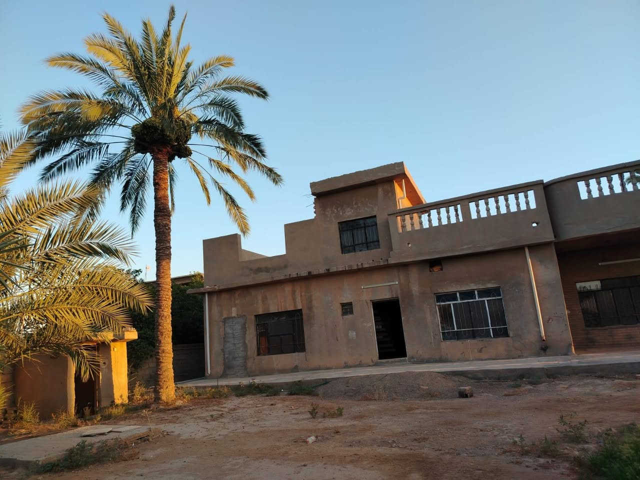 السلام عليكم ورحمة الله وبركاتة بيت البيع منطقت الراشديه قريت النورالمساحه 710مترملك صرف البيت على نهردجله يربط على طريقين من الناحيه ويربط على شارع العام الي يودي على ادياله السعر150مليون اخوكم الشيخ محمد نصيف النداوي للستفسار والاتصال ***********
