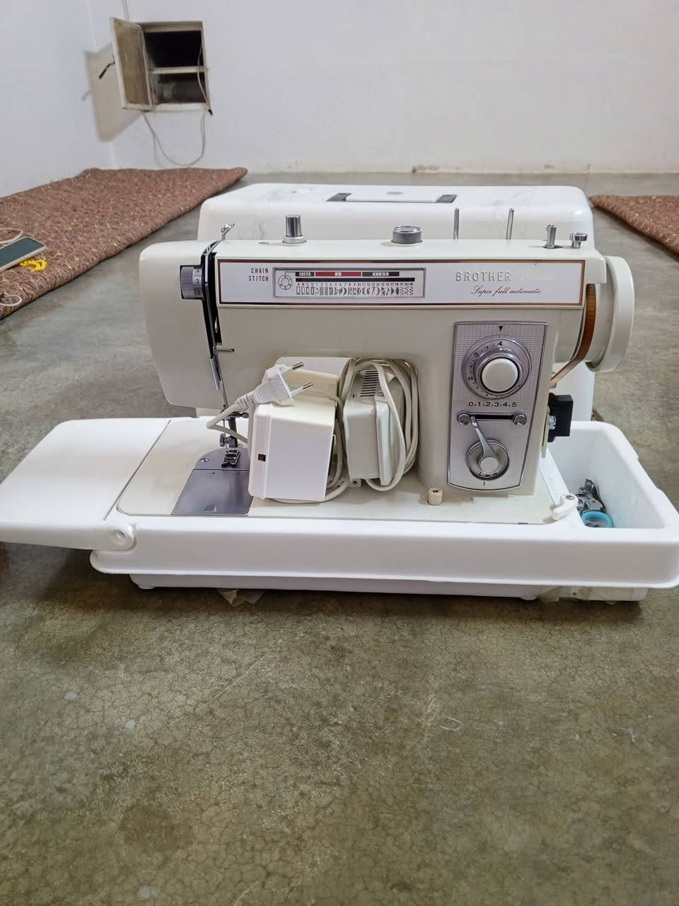مكينه خياطه تطريز و خياطه سعر 250 بيها مجال ...مكينه جديده مامستخدمه اتصل ***********
