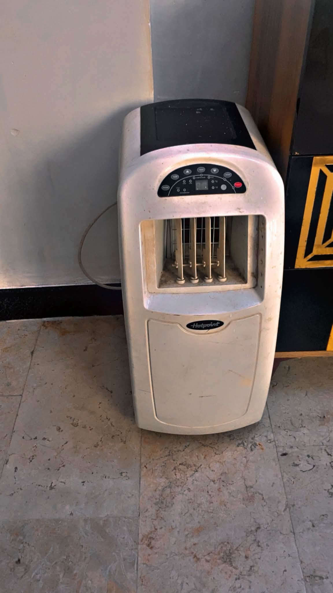 غرفه للبيع خمس قطع ما بيها اي ضرر مناسبه 150 

سبلت طن ب ٥٠ شغال كلشي ما بي 

مكاني زيونه ***********
