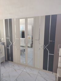 غرفة نوم • ٦ أبواب • ٥ قطع