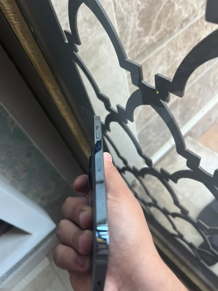 السلام عليكم
12pro max 256 
شرق اوسط بطاريه79 غير مستبدله اصليه
السعر385الف وبي مجال بسيط
*********** مكاني بغداد واتساب فقط 
بي ملاحظه فقط كلاس وحده من الكامرات مكسوره

