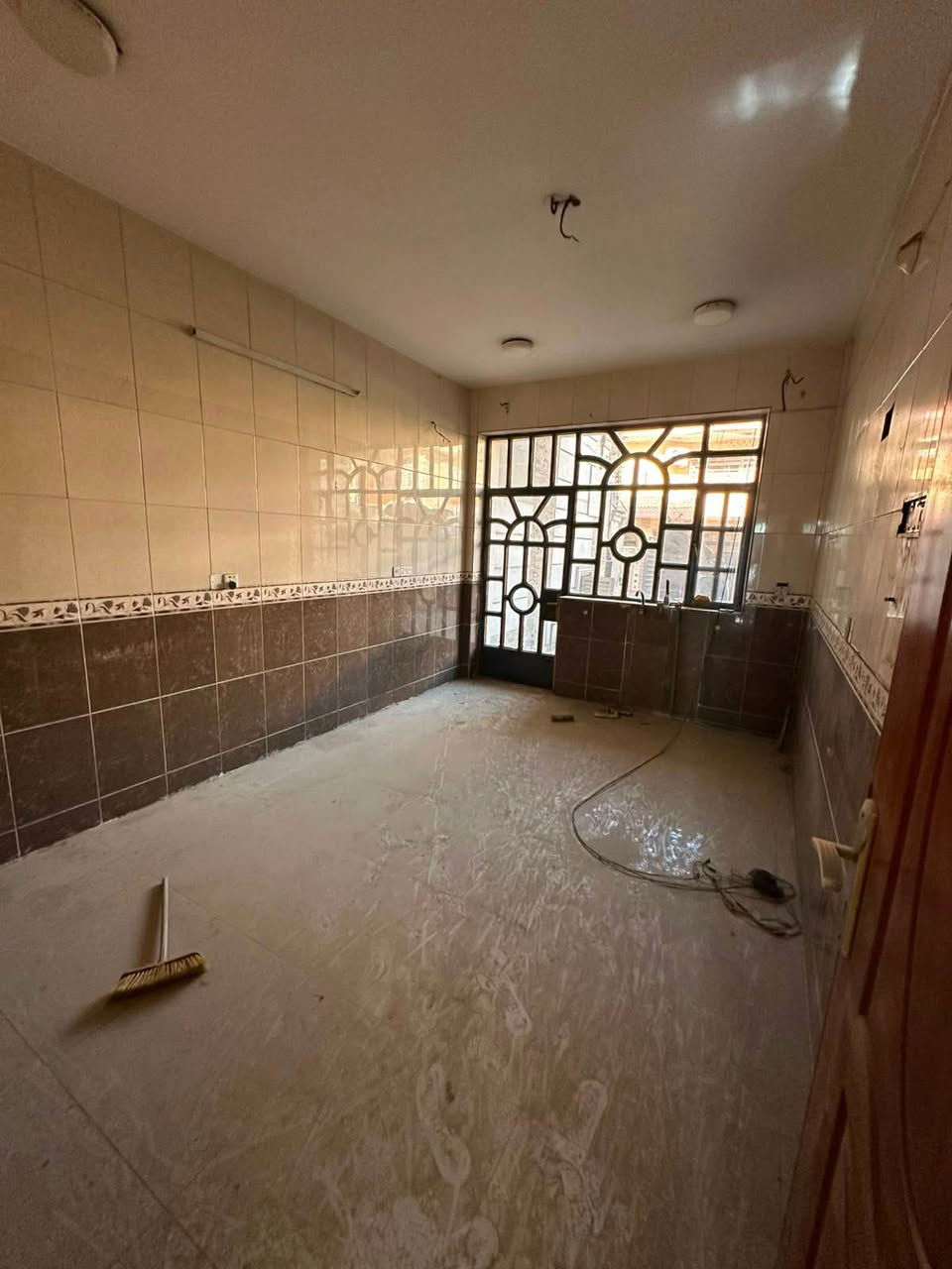 🏡 للإيجار في السيدية | عقار مميز

📍 الموقع: خلف جامعة الشعب
📐 المساحة: 150م² – طابقين تونات

✨ مواصفات العقار:
• 4 غرف نوم
• صالة
• هول
• مطبخ
• خدمات
• كراج
• تشجير خلفي 🌿

💰 بدل الإيجار الشهري: مليون ونصف دينار
🔹 مع مجال بسيط

📞 للتواصل والاستفسار:
*********** بغداد, العراق
