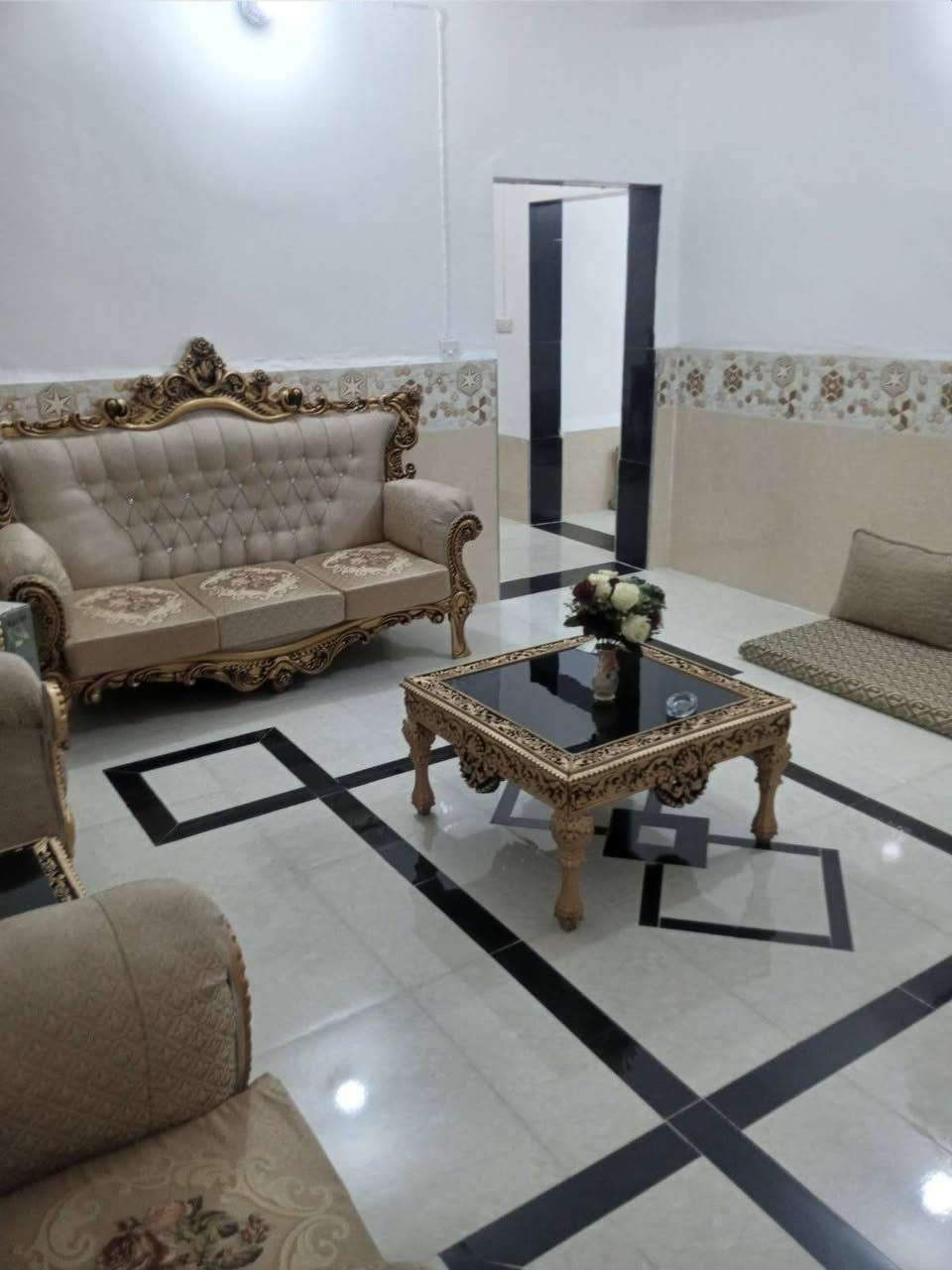 السلام عليكم بيت في الخالص حي الزهراء المدخل الاول الفرع الثاني طابو صرف مساحته ٢٥٠متر يتكون من كراج و٣ غرف وصاله ومطبخ وصحيات وحديقة خلفية السعر ٨٥ وبي مجال قليل للشراي للتفاصيل اتصال فقط ع الرقم 
***********

