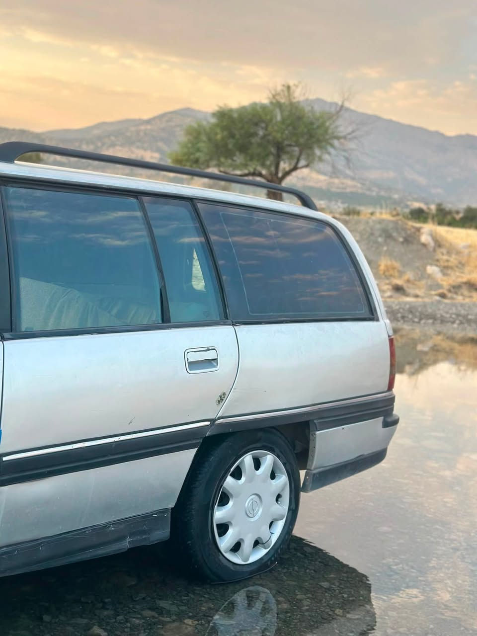 🚗 ئۆپڵ ئۆمیگا ستیشن بۆ فرۆشتن 🚗

 ئەم ئۆمیگایەم هەیە بۆ فرۆشتن

 هەیکەل و دەرەوە: زۆر جوان و پاکە بەبێ قەڵ و قۆپ و بەبێ شوخت

 ژووری ناوەوە: ناوەوەی (داخیلی) زۆر جوان و توند و تۆڵ ماوەتەوە.

 مەکینە: ٢٠ قایش پان، گێڕو مەکینەی وەک سەعات ئیش دەکات و بەشەرتی ١٠٠ فیتەر دەیفرۆشم.

 کارەبایەتی گشتی مەجبووتە و هیچ کێشەیەکی نییە.

  سەیارەکە ماڵێکی بێ حەیبە، گێڕ، مەکینە، ئەکسل، و داروبەردی بەشەرتە.

 مەسرەف و نوقسانی یەك دینار مەسرەفی تیا نیە ماڵەکە بێ حەیبە بەبێ دوکەڵ بەبێ غایس و یەک دەنکە ڕزیوی تێدا نییە.

 بەڵگەنامە وەرەقەی مرووری نەینەوای لەگەڵە.

⚠️ تێبینی: ئەگەر موشتەری نیت و کڕیار نیت، تکایە سەرم مەهێشێنە و کاتی خۆت و منیش مەگرە.

 نرخ: ١٢ گەڵا (12) قوفل.

 📍 شوێن: نەحیەی بالیسان

 📞 ژمارەی پەیوەندی: ***********
