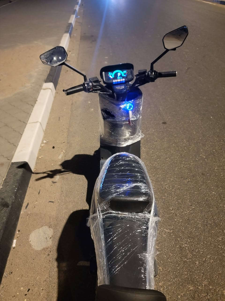 السلام عليكم دراجه شحن R11 موديل 2026 كفاله عامه ما داخله تصليح ابد بطارياتها الاصليات الونلي الحمر 32 امبير بعدهن بفلين الشركه الدراجه ما متعوبه وعلى ايدي مخليها وما نقصها اي شيء بيها اربع نمر وتمشي 120 بالعداد و 80 حقيقي وياها شاحنتها الاصليه واذا قبطتها شحن تمشيك 60 كيلو حقيقي 
المكان/البصره القبله حي بغداد 
السعر/650 وبيها مجال للشراي 
للاستفسار اكثر الاتصال على الرقم ***********
