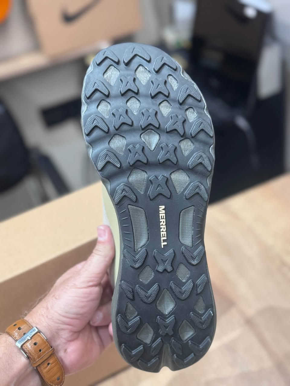 اصلي وكالة 👟 Merrell 
حذاء رياضي عملي وأنيق
تصميم عصري وخفيف، مناسب للاستخدام اليومي والمشي، مع نعل سميك يمنحك راحة وثبات أثناء الحركة.

✨ المميزات:
• تصميم رياضي عصري
• مريح للاستخدام اليومي والمشي
• نعل سميك وثبات جيد
• خامة علوية جيدة التهوية

للطلب واللستفسار واتساب ***********

📏 القياس المتوفر: 43 – 44
