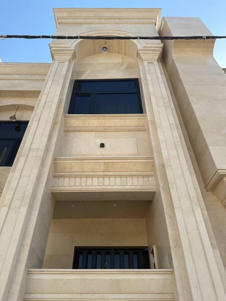 مو كل بيت نشوفه مجرد بناء…

أحيانًا نشوف بيه تعب سنين،
وفرحة أهل انتظروا هاليوم،
وتفاصيل اختاروها وهم يتخيلون شلون راح يكون بيتهم.

وهنا يجي دورنا…
ناخذ الفكرة من خيال صاحب البيت، ونحولها لشي حقيقي يگدر يشوفه ويلمس تفاصيله.

هذا واحد من الأعمال اللي نفذتها كوادرنا،

الأجمل هو شعور صاحبه وهو يشوف حلمه صار قدامه حقيقة. 🤍

