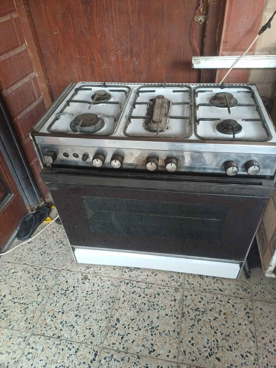 ثلاجه حجم جبير 75 قفله ثلاجه نضيفه بس جوه تبريده ضعيف وطباخ نضيف كلش ونار زركه فرن شغال 80 الف مكانهن كوت فلاحيه ***********
