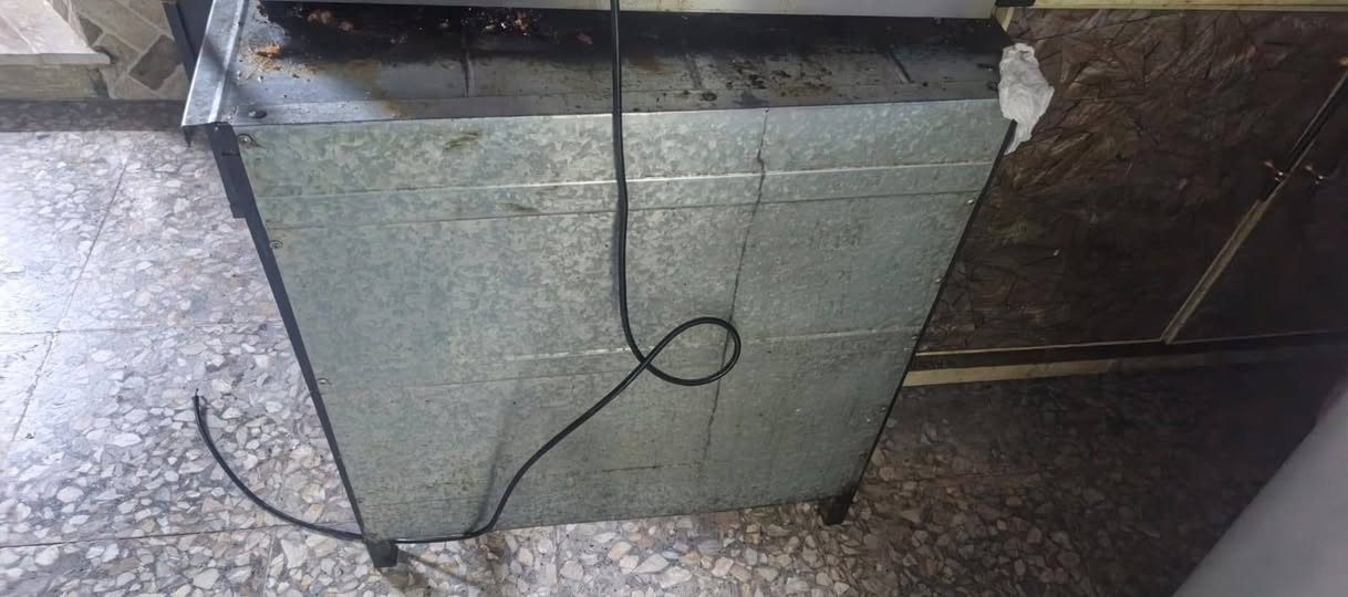 اغراض مطعم مستعمله متكونه
1ميز كاشير 2ساحبه تفريغ 
3سنك استعمال قليل
4ستان كريل بركر 
العنوان// بغداد 
للاستفسار واتساب //***********/  ***********//السعر خاص
