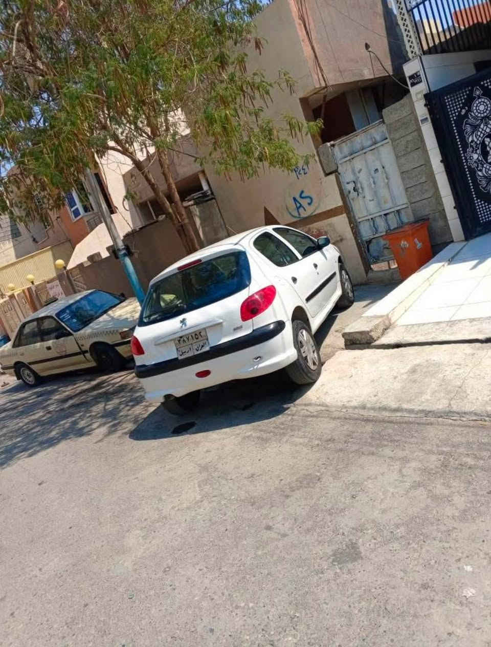 بیجۆ فەرەنسی مۆدیل 2009 فول مواسفات شاشەئایپات و کامیرە گیرە تۆماتیک و عادی دوو جام کارەبا  کیرە و مەکینە و  دەعم و لیدرە و بەناوکردن بەشەرەت سعرەی ٤٣مەجال ٦وەرەقە خرامەیە تیایە دوایە مەعمەلە بیشکینە ***********واتسئاپیشی لەسەرە
