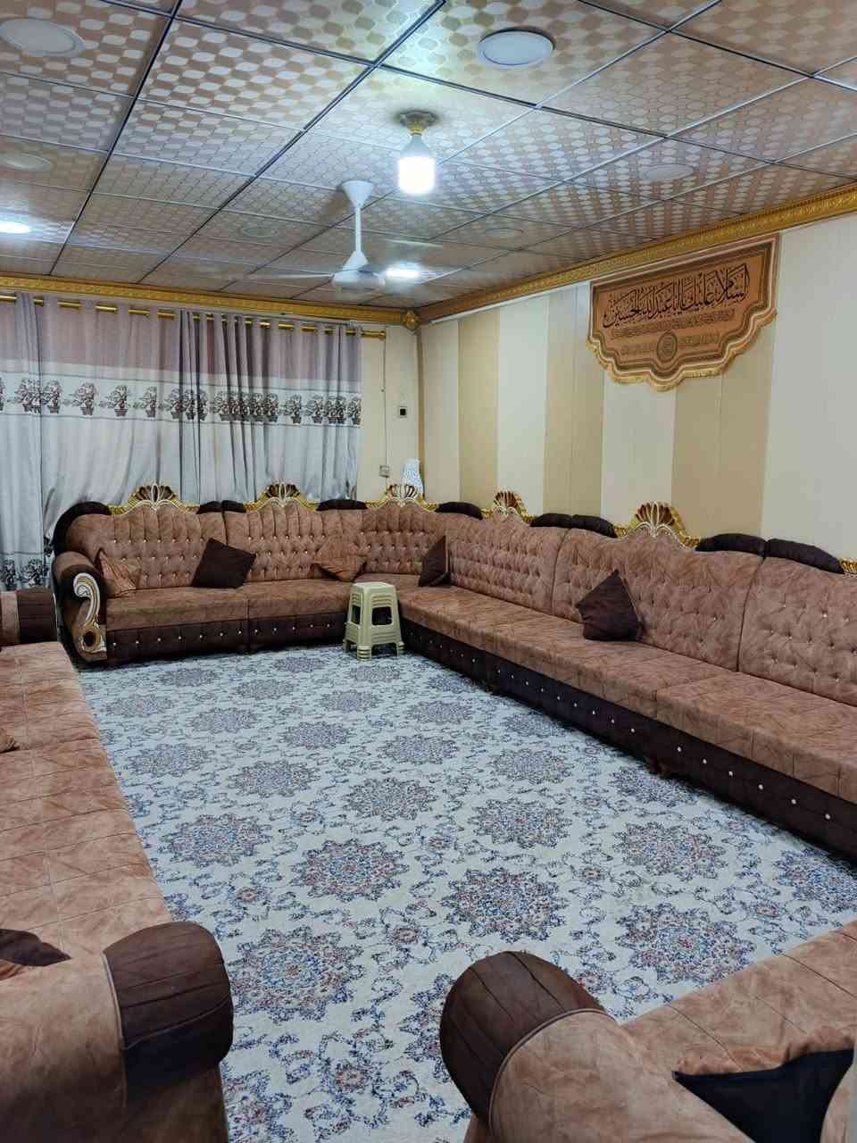 السلام عليكم للبيع منزل في حي المكرمة، منطقة 10 آلاف. المساحة:140 متر مربع. تفاصيل المنزل: غرفة نوم صالة استقبال مطبخ حمامات داخلية وخارجية
بيت طابق واحد وصب كونكريت 
(البيت سقف واحد) 
 للاستفسار:يرجى الاتصال على الرقم
 (***********)
