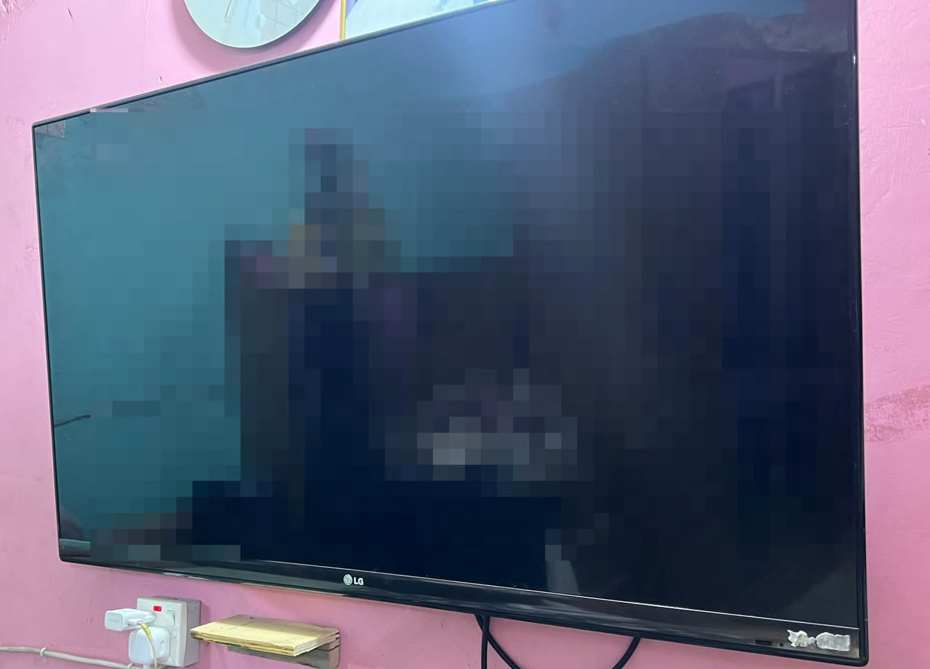 بلازما LG القديم حجم 50 سعرها 200 شغاله كلشي مابيها تواصل :***********
