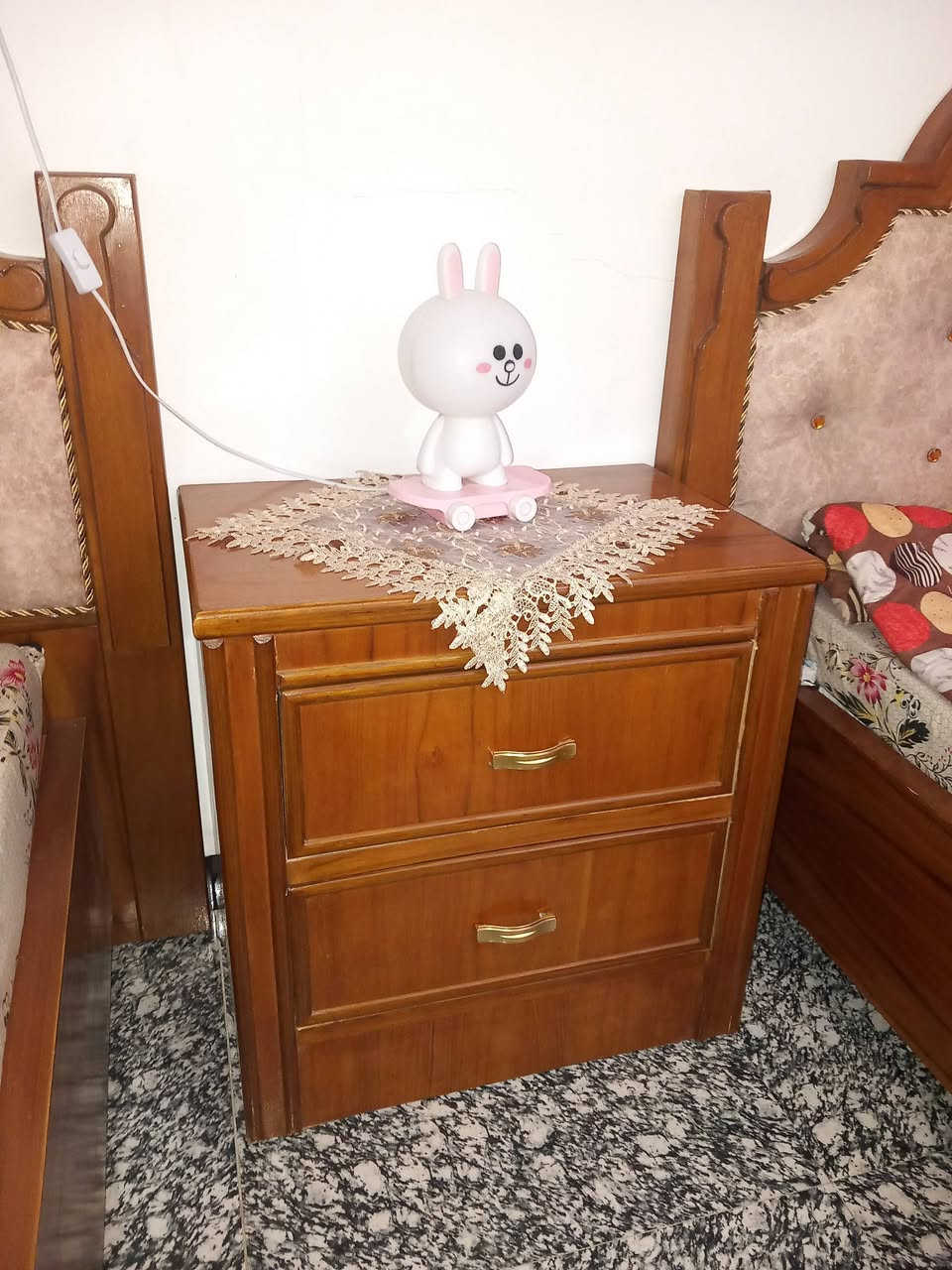حسرير مفرد عدد اثنان مع كومدي وميز تواليت بحاله ممتازه جدا للبيع وبسعر ٣٥٠ وبي مجال للاتصال  ***********
