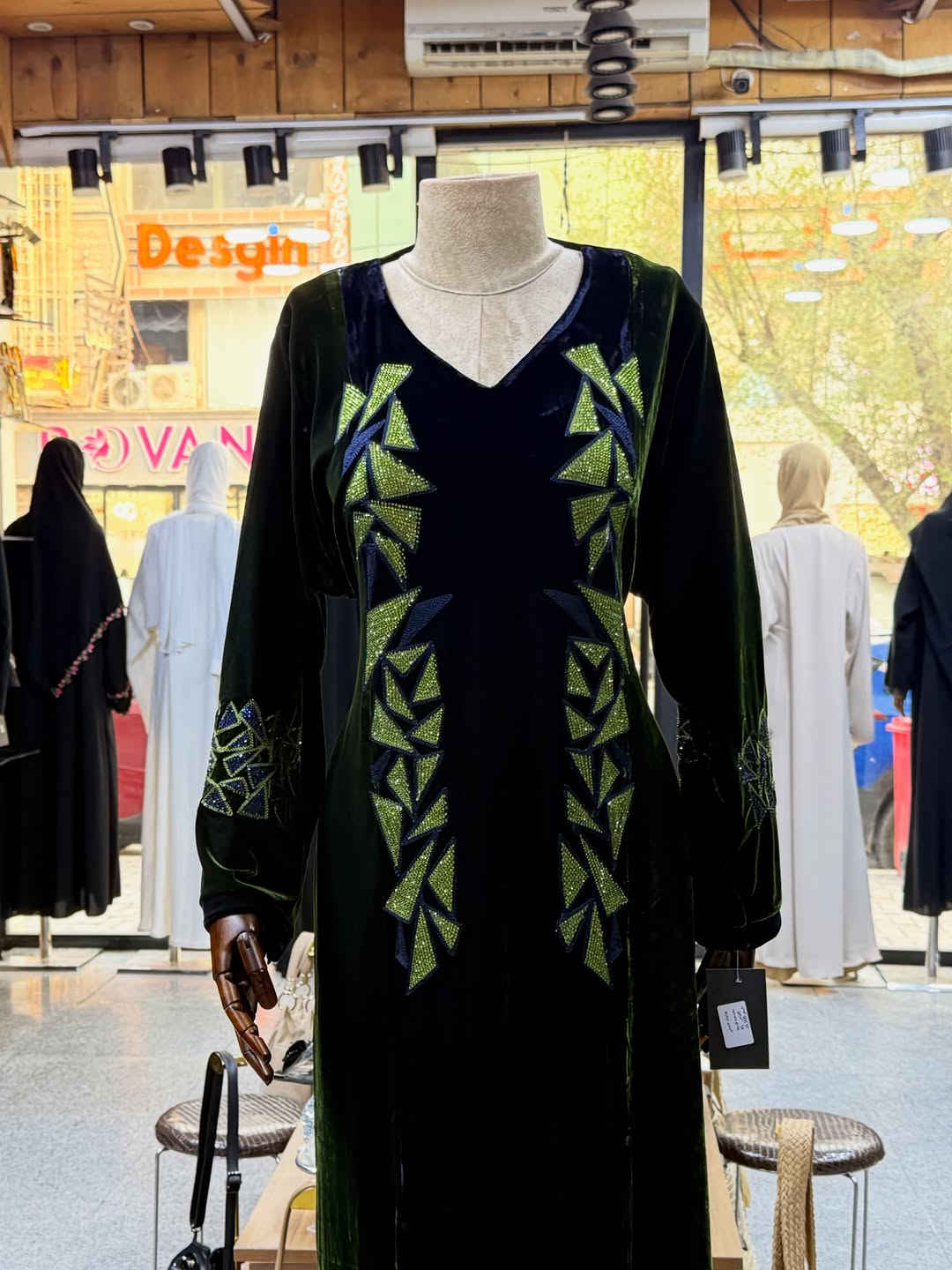 ⁨	✨ وصلت تشكيلتنا الجديدة إلى بوتيك حسنى ✨

قطع أنيقة بتفاصيل مميزة 🤍

القياسات المتوفرة : 2XL-XL-L 
🚚 التوصيل مجانًا لجميع محافظات العراق

📩 للطلب والاستفسار، راسلونا على الخاص
📍 ومتوفرة أيضًا داخل بوتيك حسنى 
الحلة - شارع الجمعية مقابل مجمع بيروت 

الكمية محدودة، احجزي قطعتچ قبل نفادها 🤍

#بوتيك_حسنى #الحلة #بابل #تسوق_العراق توصيل_مجاني عروض_العراق⁩

نص مكتوب في الصور:
- بسعر 45 الف دينار !
- التشكيلة الجديدة للدشاديش القذيفة
- + عرض التوصيل المجاني داخل وخارج الحلة 🤍😍