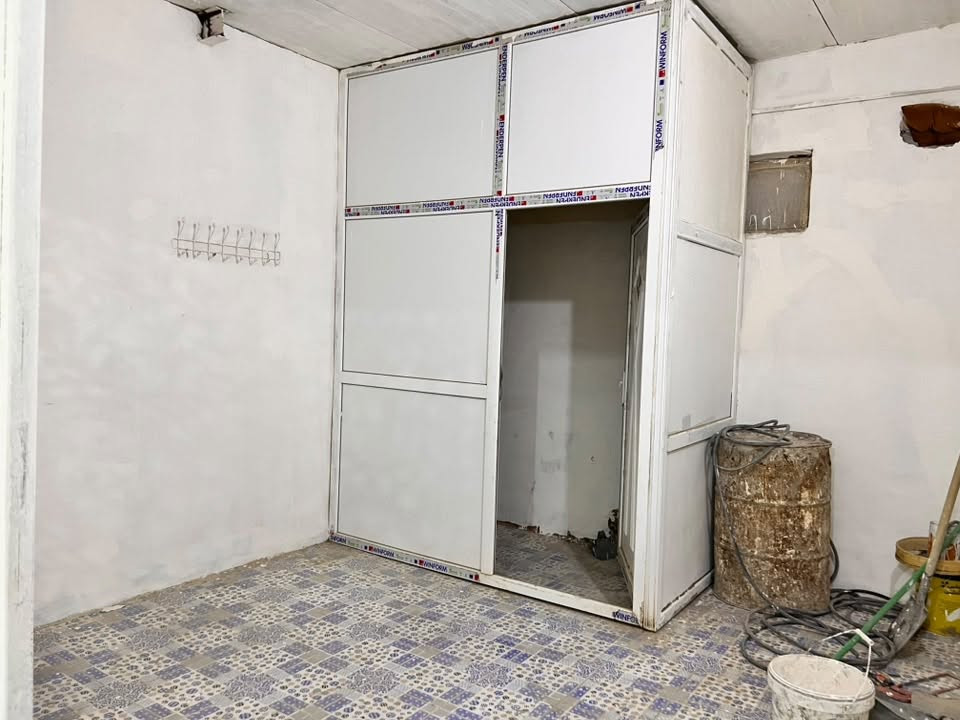 بيت البيع الموقع حي خضير بيت مساحته 250البيت يحتوي على غرفتين نوم وهول ومجموعه صحيات داخليه وخارجيه ومضيف بيت جبير إلاستفسار على الرقم***********غير متواجد عل فيس

