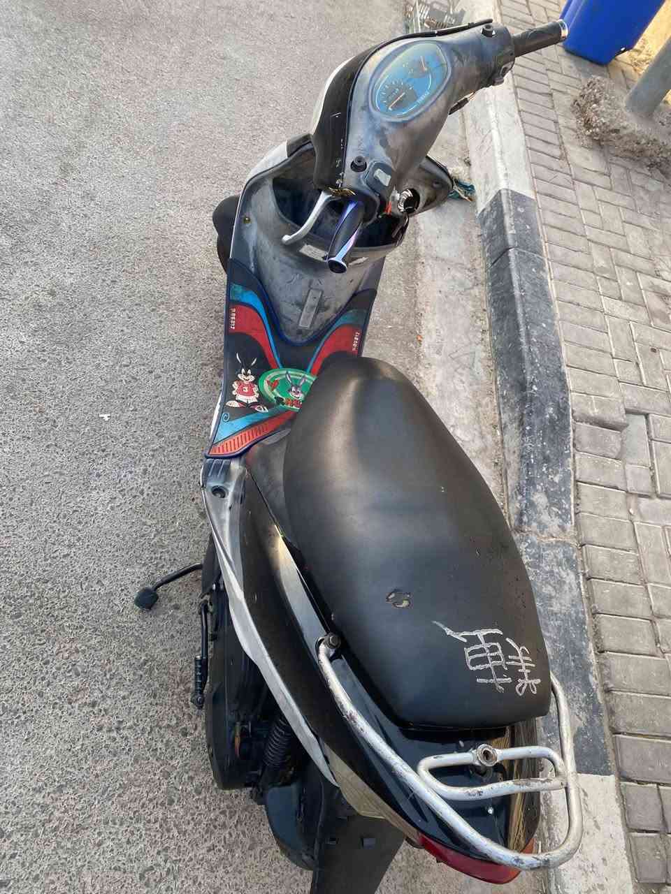 دراجه ماكس قجمه دراجه نضيفه وحلوه مال جناي دراجه ما مفتوحه دراجه سلف هندر كهربايات كلها شغاله بس يرادلها كلوبات سعر ٤٠٠ وبيها مجال مكاني لبصره القبله شارع لمدارس رقم ***********
