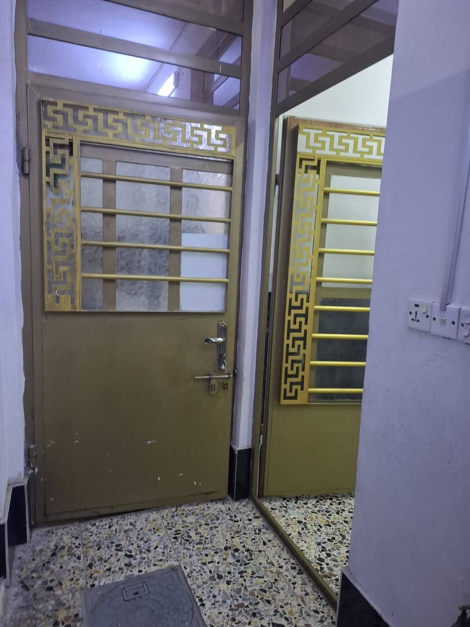 بيت ٥٠ متر ر كن للبيع ثلاث طوابق يحتوي على مدخلين وغرف نوم طابق ثاني وسويت طابق ثالث ويحتوي على اربع حمامات سبع ابكار شارع قاعة اعراس الربيع
***********
