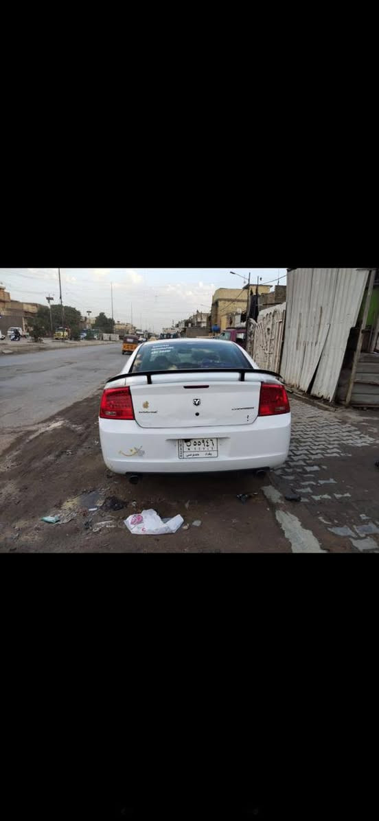 السلام عليكم
جارجر 2010 
 لون ابيض 
مكينة 3500 
مكنة وكير كفالة 
وارد امريكي بدون حادث 
بيها مكانات صبغ 
السعر 105 وبيها مجال 
مكان بغداد مدينة الصدر 
للستفسار: ***********
