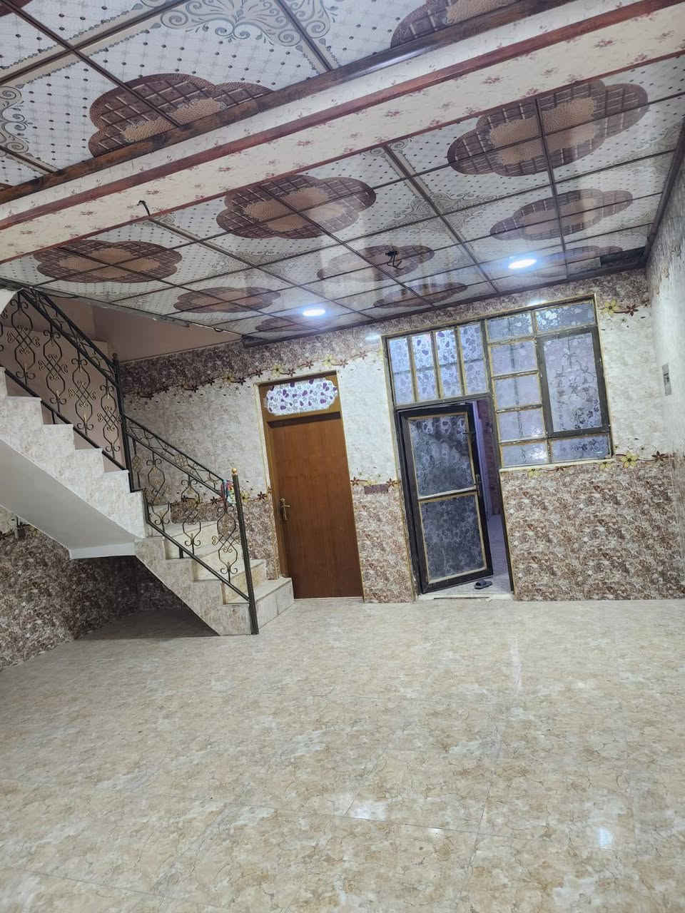 السلام عليكم بيت معروض للايجار او رهن المساحه 100 بناء طابوك طابقين البيت كله سيراميك لسقف الموقع شارع المطار قرب مدرسة زهور الجنائن شارع 10
للاستفسار يرجى الاتصال ***********
