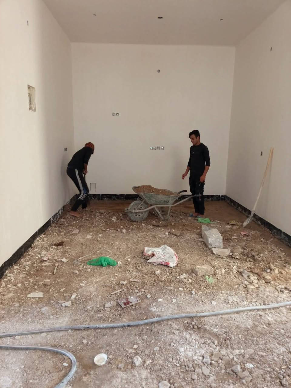 سلام عليكم  / يوجد كادر عمل جاهز/ تصعيد مواد/ تنضيف بيوت/ تفليش/ تكشيط/ تنضيف حدائق/ دفن نهري  / شقلنه ليل ونهار   /ومعداتنه جاهز/ ماعليك بس تصال على رقم  /     ***********
