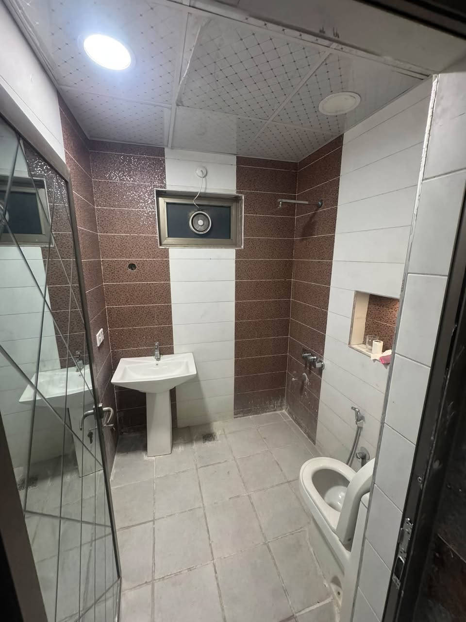 السلام عليكم
تتوافر لدينا شقق للإيجار في الكرادة داخل على جهة أبو نؤاس
🏠 تفاصيل الشقق:
• غرفتان نوم
• صالة واسعة
• مطبخ معزول
• مجمع صحيات
🏢 مميزات البناية:
• مصعد يعمل 24 ساعة
• كراج خاص
• باب البناية يعمل ببصمة
👨‍👩‍👧 شروط التأجير:
• للعوائل فقط
📱 للاستفسار والتواصل:
• الاتصال أو المراسلة على الرقم: ***********
