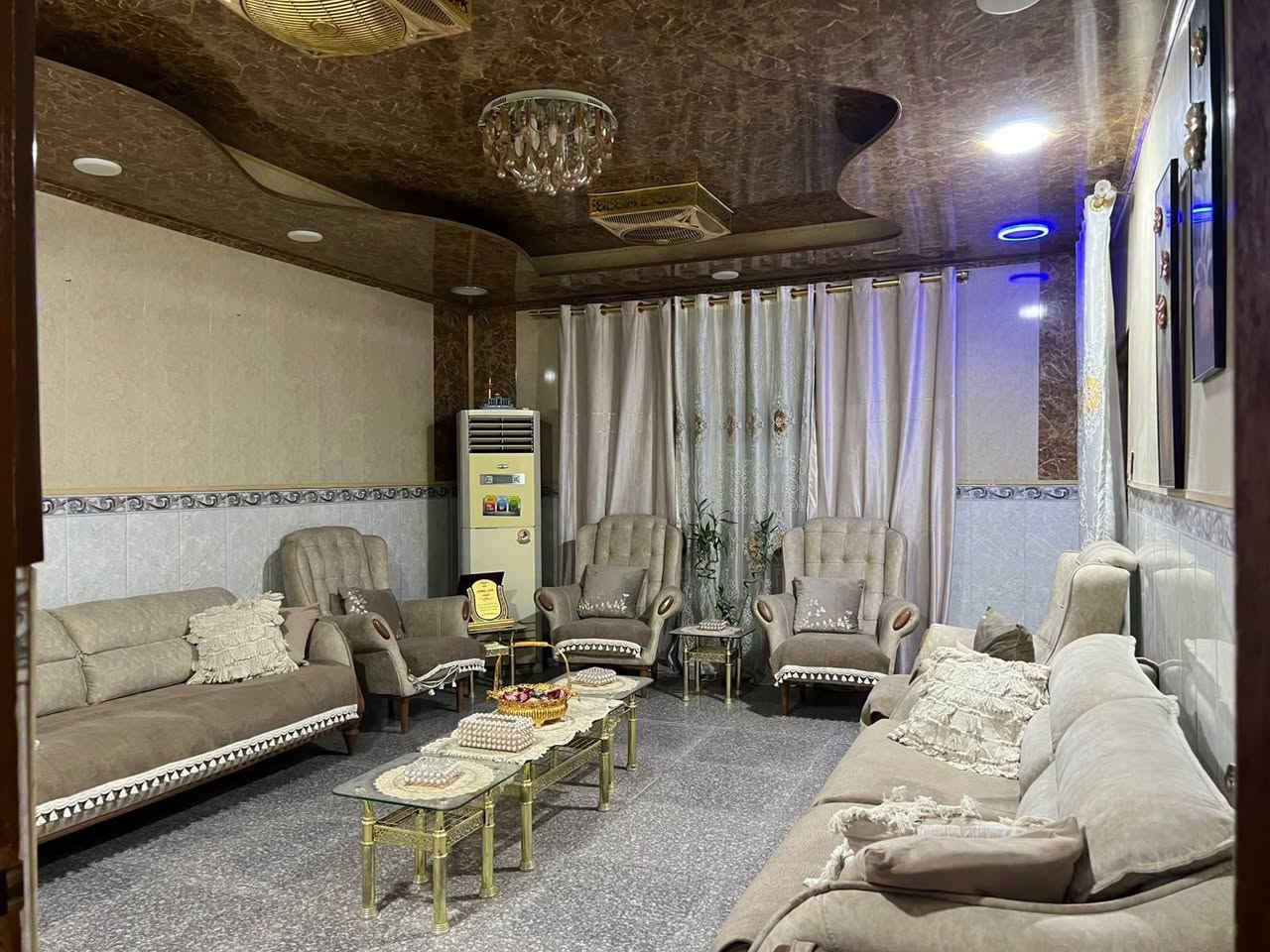 بيت مساحته 225متر مربع يتكون من طابقين
الطابق الاول يتكون من استقبال 5×4 و هول 7×3.5 و مطبخ 4×4 و مجمع صحي داخلي [ حمام و تواليت غربي ] و غرفة نوم 4×4 و ممر خلف البيت 

الطابق الثاني يتكون من غرفة 4×5 + سويت كامل يتكون من غرفة و هول و مجمع صحي مع مطبخ + مخزن 

العنوان / شارع ٨٠ طريق النجف الفرع المقابل لمول بابل _ فرن الساير 

للتواصل و الاستفسار على الرقم التالي *********** واتساب
