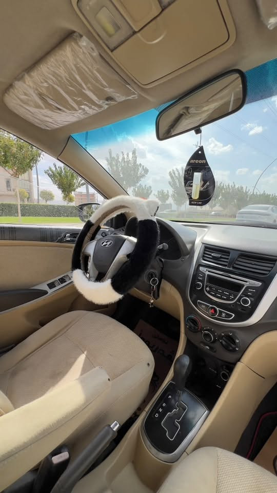 Hyundai accent 2011
سەنەوی بەسەرچووە 
بە شەرتی گێڕو مەکینەی بێ عەیب 
قوفلی ٧٧ گەڵا 
***********
