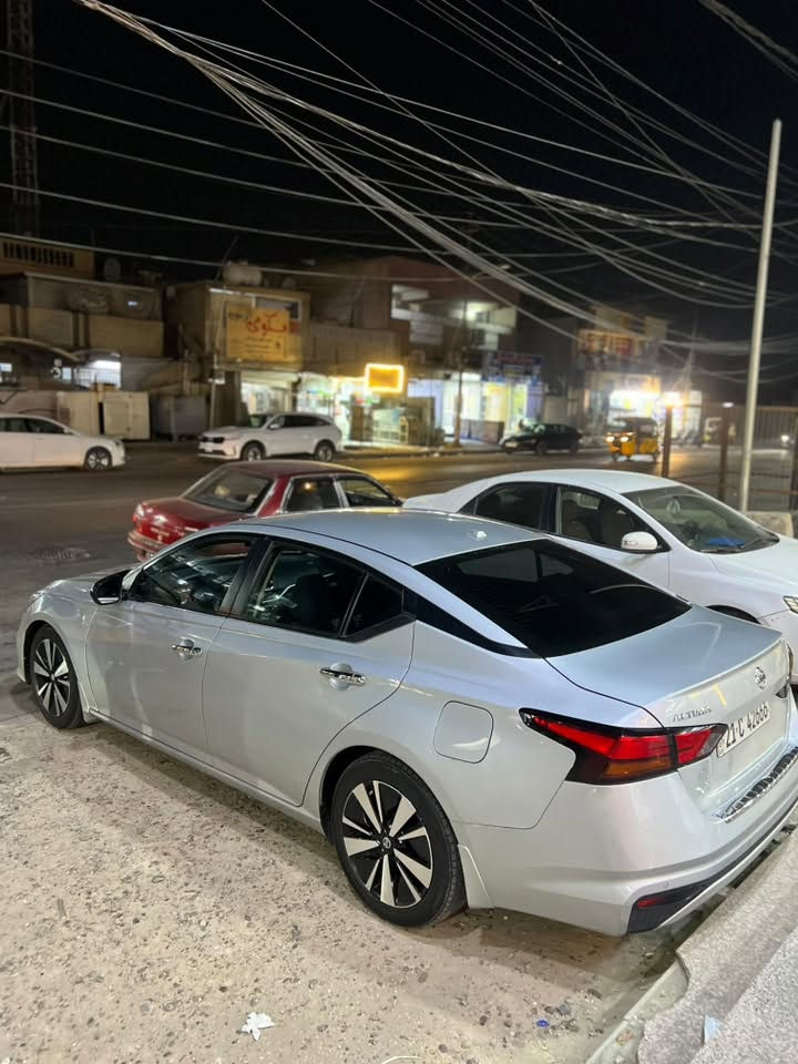 🚘🔥 للبيع نيسان ألتيما SV موديل 2022 | نظيفة ومرتبة

إذا تبحث عن سيارة عملية، مريحة واقتصادية وبنفس الوقت شكلها راقي، هاي فرصة تستاهل المشاهدة 👌🏻

✨ التفاصيل:
🔹 الموديل: Nissan Altima 2022
🔹 الفئة: SV
🔹 اللون: سلفر 🤍
🔹 المحرك: 2.5 تنفس طبيعي
🔹 الممشى: 42 ألف ميل
🔹 الحالة: مرتبة وجاهزة للاستخدام
🔹 الحادث: قطعتين، والتفاصيل واضحة بالفحص
🔹 الفحص متاح للجادين

السيارة مناسبة للاستخدام اليومي والسفر، مريحة بالقيادة وشكلها أنيق، ومواصفاتها تخليها خيار ممتاز لمن يريد ألتيما SV بسعر مناسب.

💵 السعر: 13,500$
💰 قابل للتفاوض بالمعقول للجاد فقط

📍 السيارة موجودة في [بغداد]

🔍 الفحص على المشتري وبأي مكان يختاره، والجاد يتفضل يعاين السيارة ويفحصها بنفسه.

📩 للتواصل والاستفسار مراسلة خاص
☎️ [ *********** ]

⚡ الرجاء التواصل من الجادين فقط، وشكراً للجميع.

