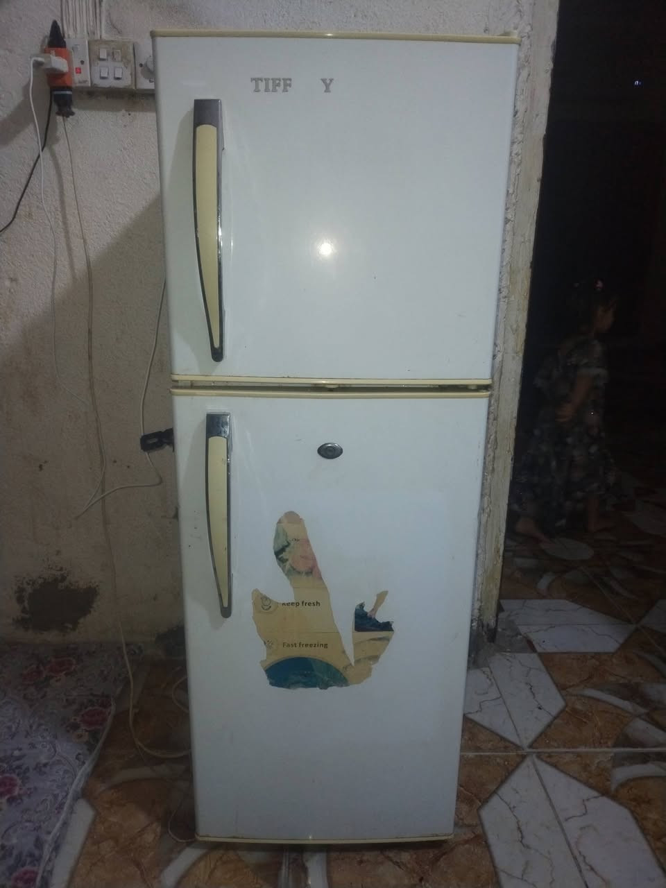 ثلاجه واصط نضيفه شرط شغل وتجميد مكاني حيانيه شارع القاد رقم الهاتف ***********
